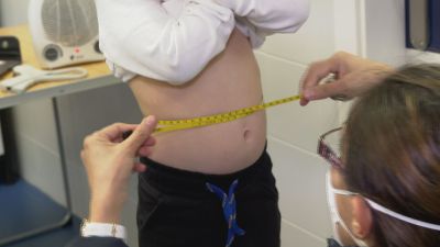 Un pediatra mide el contorno abdominal de un niño. / Aragón TV