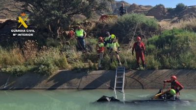 El todorreno se ha salido de la vía por el margen izquierdo y ha caído al canal de Aragón y Cataluña. / Guardia Civil