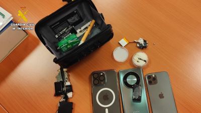 Aparatos utilizados para copiar en el examen teórico de conducir. / Guardia Civil