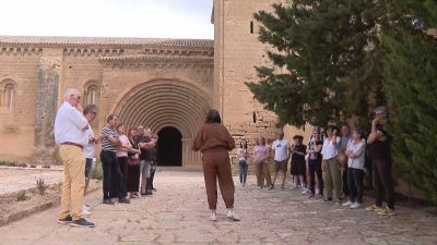 En el patio, los guías explican a los visitantes que en el monasterio vivieron monjas de la orden de Belén hasta 2019. / Aragón TV
