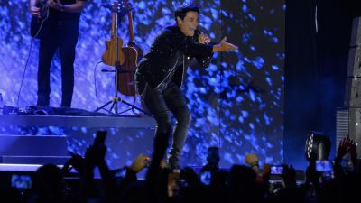El músico y cantante puertorriqueño Chayanne durante el concierto ofrecido en el Icónica Santalucía Sevilla Fest. / EFE. Raúl Caro