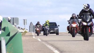 Motos en las carreteras de acceso a MotorLand. / Archivo