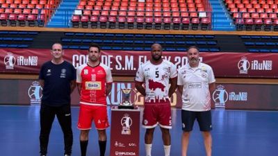 Técnicos y jugadores de Bada Huesca y BM Logroño posan junto a al trofeo