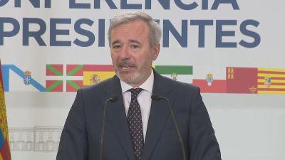 El presidente de Aragón, Jorge Azcón, atendiendo a los medios tras finalizar la conferencia de Presidentes. / Aragón TV