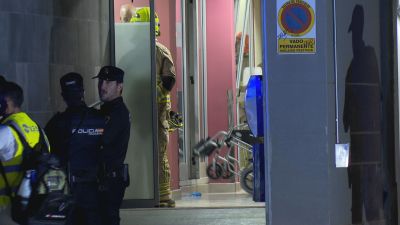 La Policía y los Bomberos de Zaragoza, en la noche del viernes, en la residencia incendiada. / Aragón TV