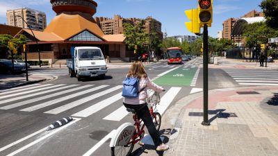 Carril bici de Pedro III El Grande, que conecta la zona escolar de Romareda./ Miguel G. García/ Europa Press