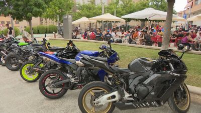 Los aficionados al motociclismo llenan las calles de Alcañiz./ Aragón TV