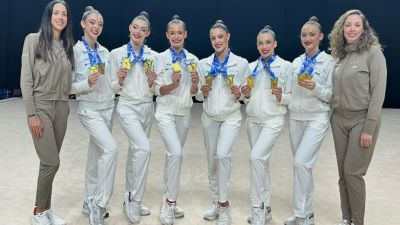 Inés Bergua posa junto a sus compañeras tras recoger las medallas de oro.