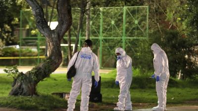 Integrantes de la Dirección de Investigación Criminal e Interpol (DIJIN) llegan a la zona donde se presentó el atentado contra el senador Miguel Uribe Turbay este sábado, en Bogotá (Colombia)./EFE/ Carlos Ortega