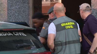 Momento en el que la Guardia Civil detenía a uno de los tres presuntos implicados en el accidente./ Aragón TV