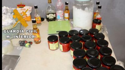 Botes de conserva que hacían pasar por 'Pimientos del cristal'. / Guardia Civil
