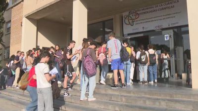 Estudiantes de Zaragoza antes de entrar a realizar el examen de la PAU. / Aragón Tv