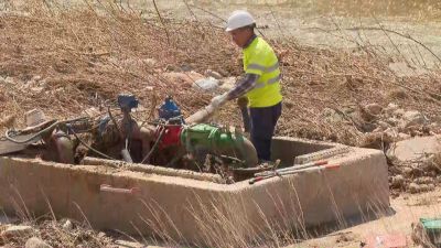 Trabajos que se están realizando este miércoles en Vinaceite para recuperar el agua potable./ Aragón TV