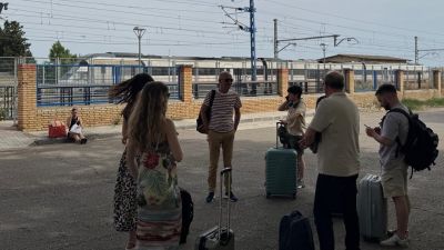 Muchos de los pasajeros han optado por bajar del tren y continuar la ruta en taxi. / Aragón Tv