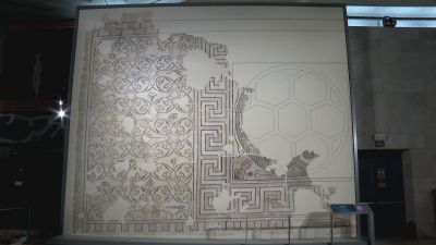 Así podrá verse, a partir de ahora, el mosaico 'Las musas' en el Museo del Foro de Caesaraugusta. | Aragón TV