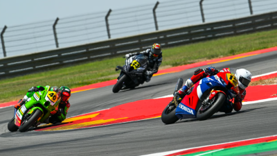 Imagen de la batalla en la Carrera 2 de Superbike. Foto: Motorland Aragón