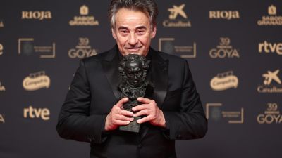 Eduard Fernández, tras recoger su cuarto Goya por 'Marco'. / Europa Press. Eduardo Parra