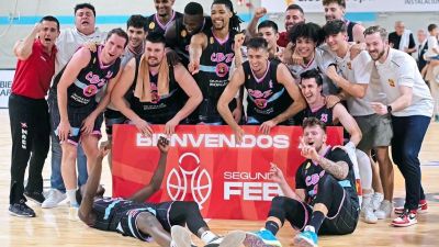El CBZ al conseguir su ascenso a Segunda FEB. Foto: X @Basketistas