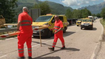 Acceso controlado al balneario de Panticosa este sábado. / Foto: Aragón Tv.
