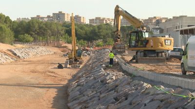 Trabajos del canal perimetral y el muro de contención en la trasera del CEIP María Zambrano de Zaragoza. / Foto: Aragón Noticias.