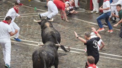Los toros de la ganadería Fuente Ymbro han protagonizado el primer encierro de San Fermín 2025. / Europa Press