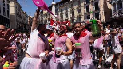 Tres jóvenes disfrutan de las Fiestas del Ángel 2024 en Teruel. / Europa Press