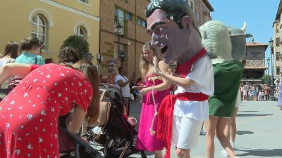 Teruel estrena cabezudo, que representa al Vaquillero del año. / Aragón TV