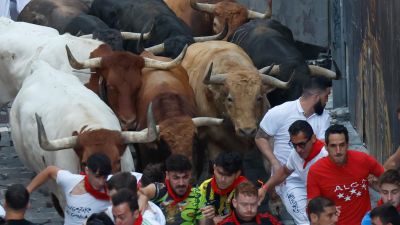 Los toros de la ganadería de Jandilla en acción en el quinto encierro de San Fermín 2025. / EFE