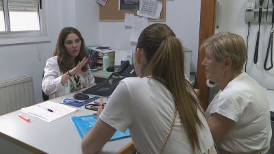 Una médico atiende a unas pacientes en una consulta médica. / Aragón TV