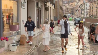 El Queiles se ha desbordado a su paso por Tarazona., provocando desperfectos en comercios y garajes. / Aragón TV