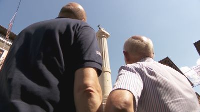 Segundo y Miguel Ángel serán los encargados de colocar el pañuelico. / Aragón TV