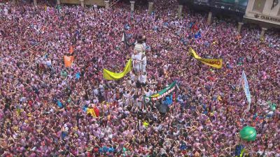 El Torico ya tiene también su pañuelo rojo para las Fiestas de la Vaquilla. / Aragón Tv