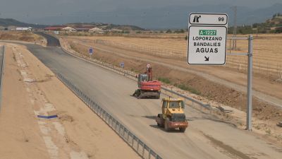 Los operarios trabajan en los drenajes y las defensas antes de extender la última capa de aglomerado. / Aragón TV