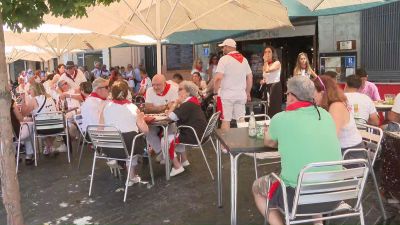 Los bares y terrazas están llenas y dan servicio de comidas. / Aragón TV