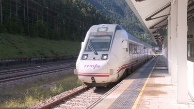 El nuevo Canfranero vuelve a acercar el Pirineo a través de la línea férrea. / Aragón Tv