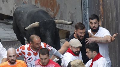 Los toros de Miura han protagonizado una carrera limpia y muy rápida. / EFE