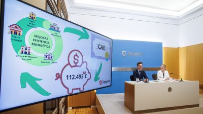 La consejera municipal de Hacienda y Fondos Europeos del Ayuntamiento de Zaragoza, Blanca Solans, y el consejero municipal de Urbanismo, Víctor Serrano, en la presentación de la iniciativa de rentabilización del ahorro energético. / Daniel Marcos