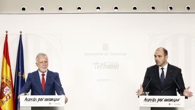 El ministro de Política Territorial y Memoria Democrática, Ángel Víctor Torres, y el conseller de Presidencia, Albert Dalmau. / EFE