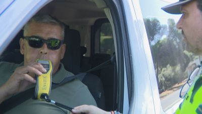 La DGT realiza 30.000 controles diarios de alcoholemia y drogas desde este lunes hasta el 20 de julio. / Aragón TV