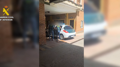 Uno de los detenidos, es trasladado al coche policial. / Guardia Civil