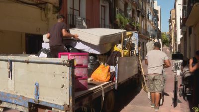 Las familias han recogido sus pertenencias en las horas previas al desalojo. / Aragón TV