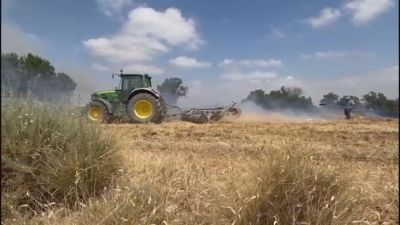 Un tractor en un incendio agrícola. / Aragón TV