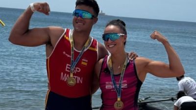 Esther Briz posa con el oro junto con su compañero Ander Martín.