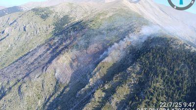 El incendio se encuentra en la zona del macizo de Cotiella, a 2.150 metros de altitud. / Infoaraéreos vuelto durante la mañana a trabajar en la zona. / Infoar
