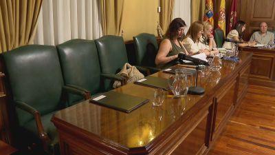 Asientos vacíos de los concejales socialistas en el debate sobre el Estado de la Ciudad. / Aragón TV