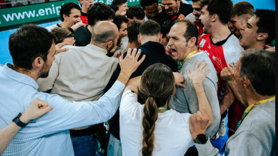 Piña entre los jugadores y cuerpo técnico en un partido del curso pasado. Foto: Bada Huesca