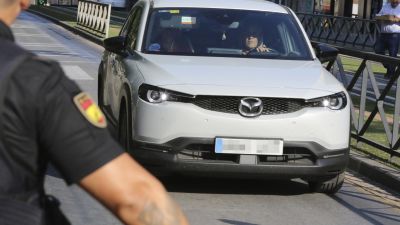 El coche del abogado de Francesco Arcuri, Enrique Zambrano, a la llegada al juzgado. / EFE