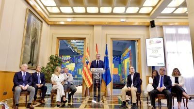 El presidente de Aragón, en el centro, presenta el balance en el ecuador de la legislatura./ Fabián Simón