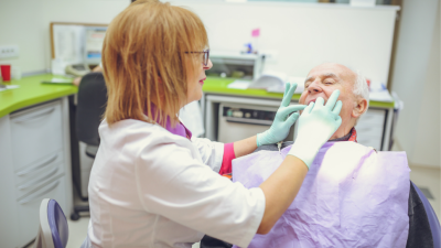 Los mayores de 65 entrarán en la cartera común de servicios de salud bucodental. / Canva