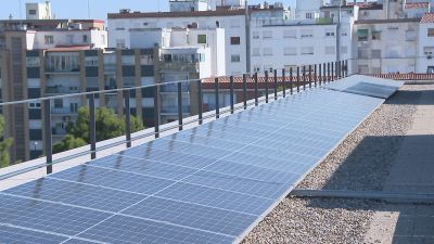 Placas solares en el techo de la Facultad de Filosofía y Letras de la Universidad de Zaragoza / Aragón TV